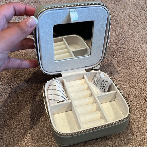 Travel Accessory Box - Picture 3 of 4